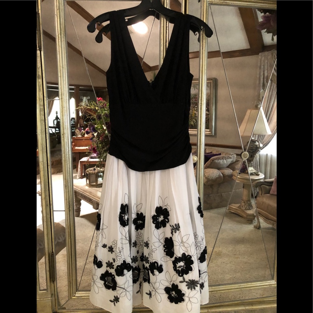 Elegant Black & White Dress 💗